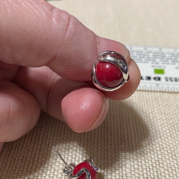 Elegant vintage sterling Silver and Red Stud Earrings - Picture 14 of 15